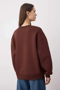 TRENDYOLMİLLA Dark Brown Oversized/Relaxed Cut Crew Neck Thick/Fleece-lined Knitting Sweatshirt - Image 4