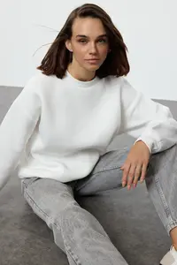 TRENDYOLMİLLA Ecru Oversized/Comfortable Cut Basic Crew Neck Thick/Fleece-lined Knitting Sweatshirt