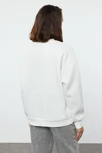 TRENDYOLMİLLA Ecru Oversized/Comfortable Cut Basic Crew Neck Thick/Fleece-lined Knitting Sweatshirt - Image 5