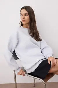 TRENDYOLMİLLA Snow Melange Oversized/Relaxed Cut Basic Crew Neck Thick/Fleece-lined Knitting Sweatshirt - Image 2