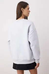 TRENDYOLMİLLA Snow Melange Oversized/Relaxed Cut Basic Crew Neck Thick/Fleece-lined Knitting Sweatshirt - Image 4