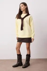 TRENDYOLMİLLA Light Yellow Oversized/Comfortable Cut Basic Crew Neck Thick/Fleece-lined Knitting Sweatshirt