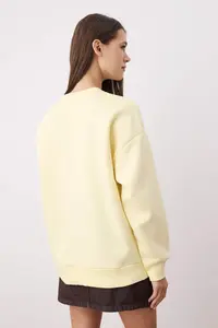 TRENDYOLMİLLA Light Yellow Oversized/Comfortable Cut Basic Crew Neck Thick/Fleece-lined Knitting Sweatshirt - Image 4