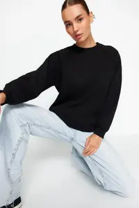 TRENDYOLMİLLA Black relaxed/Rahat Pattern Basic Raglan Sleeve Crew Neck Knitting Sweatshirt