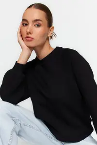 TRENDYOLMİLLA Black relaxed/Rahat Pattern Basic Raglan Sleeve Crew Neck Knitting Sweatshirt - Image 3