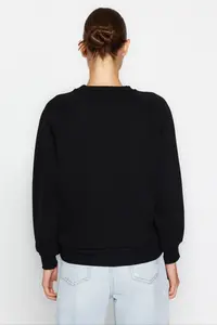 TRENDYOLMİLLA Black relaxed/Rahat Pattern Basic Raglan Sleeve Crew Neck Knitting Sweatshirt - Image 6