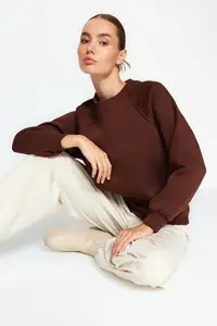 TRENDYOLMİLLA Dark Brown relaxed/Rahat Pattern Basic Raglan Sleeve Crew Neck Knitting Sweatshirt - Image 3