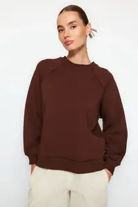 TRENDYOLMİLLA Dark Brown relaxed/Rahat Pattern Basic Raglan Sleeve Crew Neck Knitting Sweatshirt - Image 4