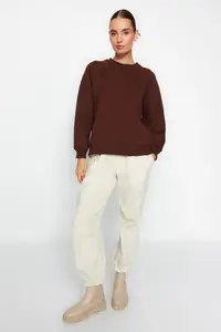 TRENDYOLMİLLA Dark Brown relaxed/Rahat Pattern Basic Raglan Sleeve Crew Neck Knitting Sweatshirt - Image 5