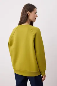 TRENDYOLMİLLA Oil Green relaxed/Rahat Pattern Basic Raglan Sleeve Crew Neck Knitting Sweatshirt - Image 4