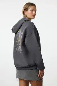 TRENDYOLMİLLA Anthracite Thick Fleece Inside Hooded Printed Oversized/Wide Pattern Knitting Sweatshirt