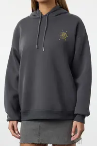 TRENDYOLMİLLA Anthracite Thick Fleece Inside Hooded Printed Oversized/Wide Pattern Knitting Sweatshirt - Image 4