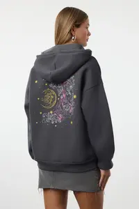 TRENDYOLMİLLA Anthracite Thick Fleece Inside Hooded Printed Oversized/Wide Pattern Knitting Sweatshirt - Image 5