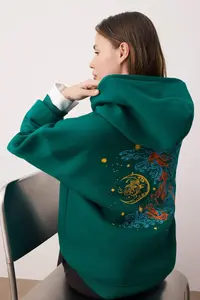 TRENDYOLMİLLA Emerald Green Thick Hooded Printed Oversized Knitting Sweatshirt with Fleece Inside - Image 2