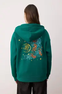 TRENDYOLMİLLA Emerald Green Thick Hooded Printed Oversized Knitting Sweatshirt with Fleece Inside - Image 4