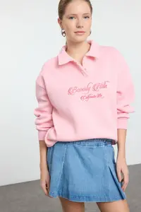 TRENDYOLMİLLA Light Pink Shirt Collar Embroidered Regular Fit Thick Fleece Inside Knitting Sweatshirt - Image 2