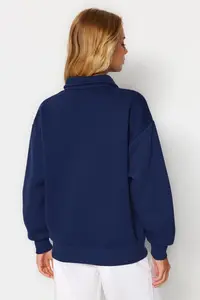 TRENDYOLMİLLA Navy Blue Shirt Collar Embroidered Regular Fit Thick Fleece Inside Knitting Sweatshirt - Image 7