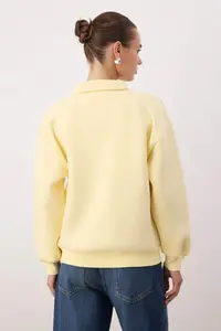 TRENDYOLMİLLA Yellow Shirt Collar Embroidered Regular Fit Thick Knitting Sweatshirt with Fleece Inside - Image 4