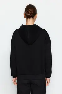 TRENDYOLMİLLA Black Oversized/Comfortable Cut Basic Hooded Thick Fleece Lined Knitting Sweatshirt - Image 6