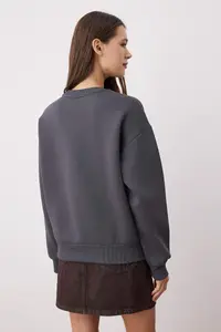 TRENDYOLMİLLA Anthracite animals Embroidered Regular/Normal Pattern Thick Fleece Inside Knitting Sweatshirt - Image 4