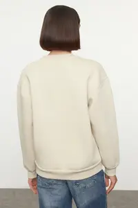 TRENDYOLMİLLA Stone animals Embroidered Regular/Normal Pattern Thick Fleece Inside Knitting Sweatshirt - Image 4