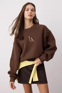TRENDYOLMİLLA Brown Crew Neck Regular Fit Embroidered Thick Knitting Sweatshirt with Fleece Inside - Image 2