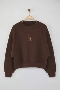TRENDYOLMİLLA Brown Crew Neck Regular Fit Embroidered Thick Knitting Sweatshirt with Fleece Inside - Image 5