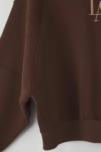 TRENDYOLMİLLA Brown Crew Neck Regular Fit Embroidered Thick Knitting Sweatshirt with Fleece Inside - Image 7