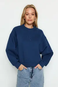TRENDYOLMİLLA Indigo Crew Neck Regular Fit Embroidered Thick Fleece Lined Knitting Sweatshirt - Image 3