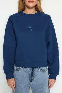 TRENDYOLMİLLA Indigo Crew Neck Regular Fit Embroidered Thick Fleece Lined Knitting Sweatshirt - Image 4