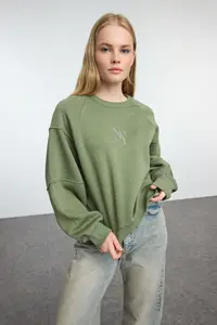 TRENDYOLMİLLA Khaki Crew Neck Regular Fit Embroidered Thick Knitting Sweatshirt with Fleece Inside - Image 2