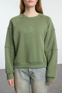 TRENDYOLMİLLA Khaki Crew Neck Regular Fit Embroidered Thick Knitting Sweatshirt with Fleece Inside - Image 3