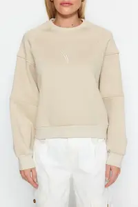 TRENDYOLMİLLA Stone Crew Neck Regular Fit Embroidered Thick Knitting Sweatshirt with Fleece Inside - Image 4