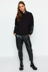 TRENDYOLMİLLA Black Thick Quilted Oversized/Wide Cut Hooded Knitting Sweatshirt - Image 2