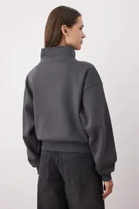 TRENDYOLMİLLA Anthracite Comfortable Cut Crop Zippered Dog collar Thick Fleece Inside Knitting Sweatshirt - Image 4