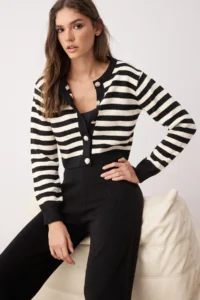 TRENDYOLMİLLA Black*001 Crop/Short Knitwear Top and Bottom Set - Image 3