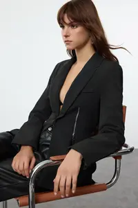 TRENDYOLMİLLA Black Zipper Detailed Weaving Blazer Jacket - Image 3