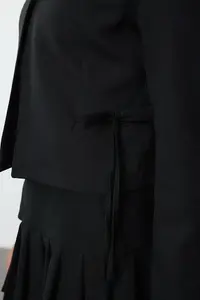 TRENDYOLMİLLA Black Bow/Ribbon Detailed Shirt Collar Crop Weaving Blazer Jacket - Image 4