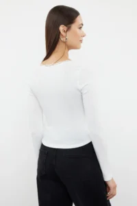 TRENDYOLMİLLA Ecru Square Neck Lace Detailed Crop/Short Knitting Blouse - Image 11