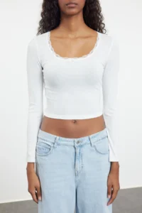 TRENDYOLMİLLA Ecru Square Neck Lace Detailed Crop/Short Knitting Blouse - Image 3