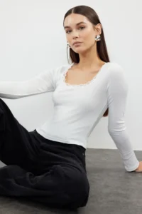 TRENDYOLMİLLA Ecru Square Neck Lace Detailed Crop/Short Knitting Blouse - Image 7