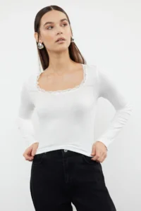 TRENDYOLMİLLA Ecru Square Neck Lace Detailed Crop/Short Knitting Blouse - Image 8
