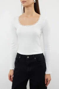 TRENDYOLMİLLA Ecru Square Neck Lace Detailed Crop/Short Knitting Blouse - Image 9