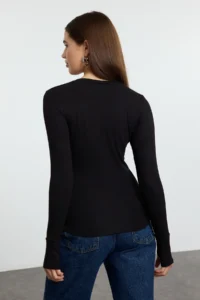 TRENDYOLMİLLA Black Viscose/Soft Fabric Flexible Knitting Blouse with Fingering Detail - Image 5