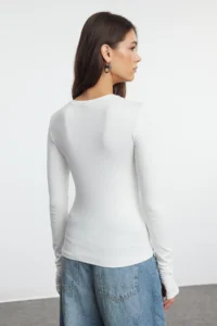 TRENDYOLMİLLA Ecru Viscose/Soft Fabric Flexible Knitting Blouse with Fingering Detail - Image 5