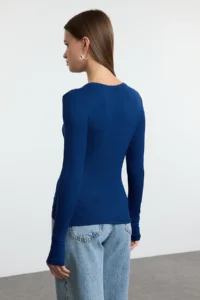 TRENDYOLMİLLA Navy Blue Viscose/Soft Fabric Flexible Knitting Blouse with Fingering Detail - Image 5