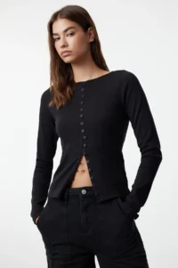 TRENDYOLMİLLA Black Button Detailed Crew Neck Ribbed Flexible Regular Size Knitting Blouse