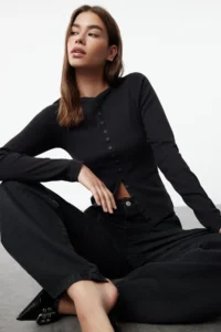 TRENDYOLMİLLA Black Button Detailed Crew Neck Ribbed Flexible Regular Size Knitting Blouse - Image 2