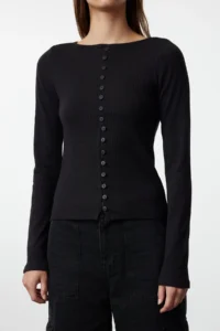 TRENDYOLMİLLA Black Button Detailed Crew Neck Ribbed Flexible Regular Size Knitting Blouse - Image 4