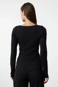 TRENDYOLMİLLA Black Button Detailed Crew Neck Ribbed Flexible Regular Size Knitting Blouse - Image 5